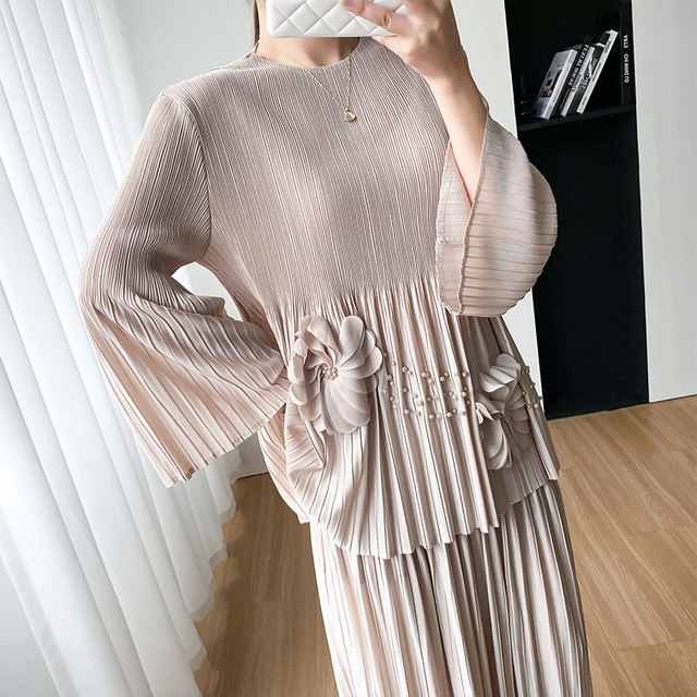 Foreign trade Miyake high-end design two-piece suit female 2023 spring new age-reducing loose pleated mother's clothing