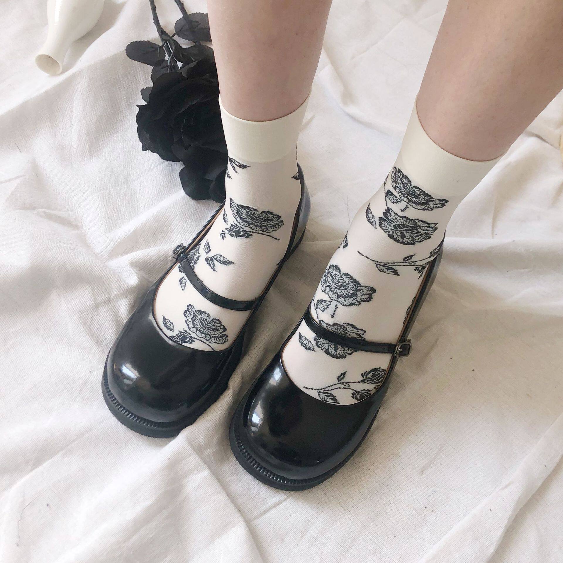 Summer Thin Jk Short Socks Dark Black Day Ensemble Retro Rose Black White Jacquard Velvet Middle Cylinder Bubble Socks Woman