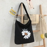 Черная маленькая модель ромашки-крос-тела