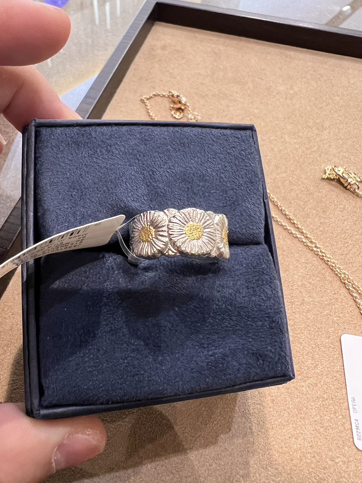 布契拉提小雏菊：指尖上的时尚传奇