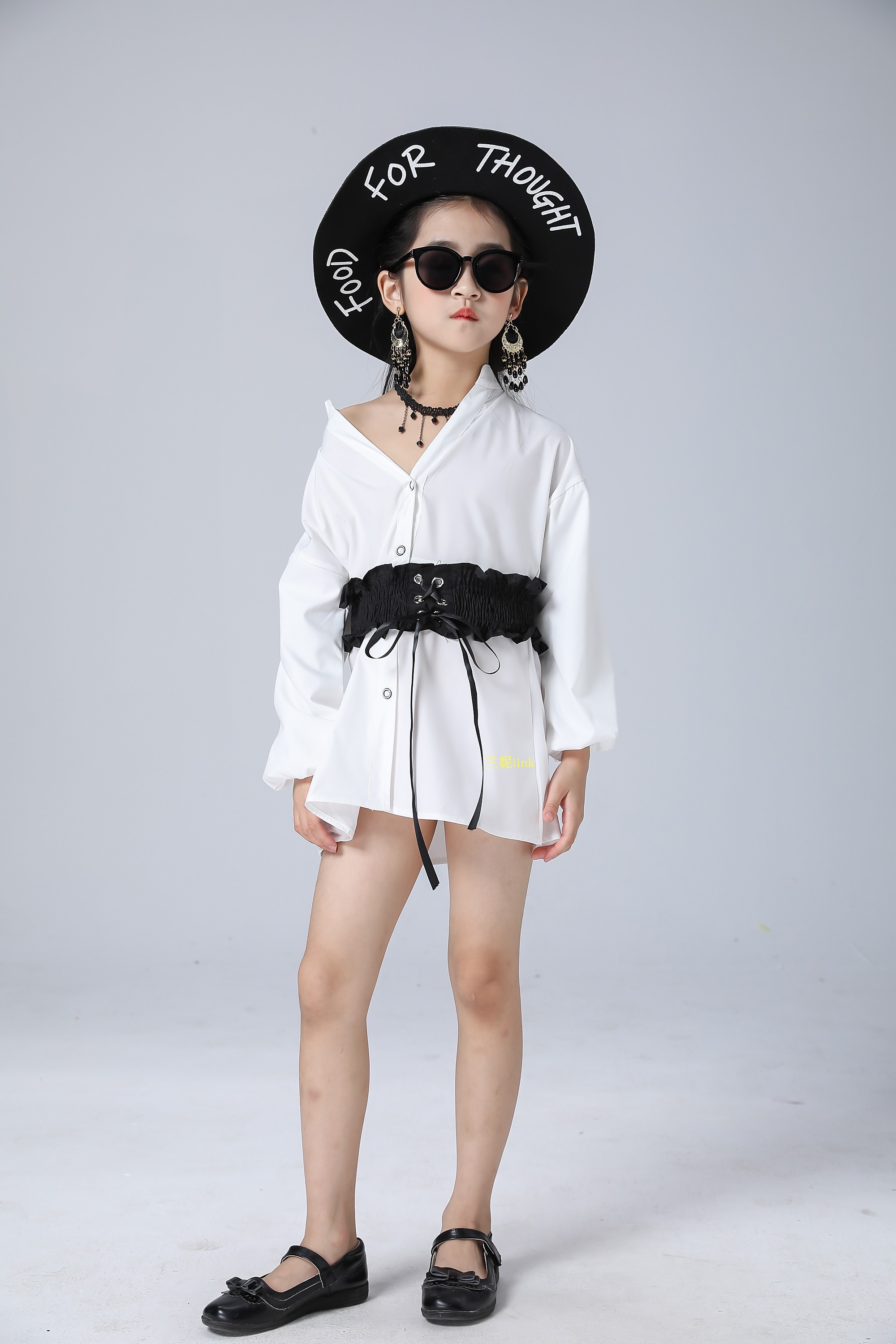 . Girls phù hợp ướt off-the-vai sàn catwalk người mẫu thời trang người mẫu cá tính cho thấy quần áo trình diễn thời trang lễ phù hợp với trẻ em.