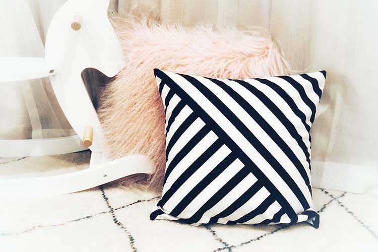 Bắc âu đơn giản màu đen và trắng hình học Tiếng Anh pillowcase đệm gối hiện đại phòng khách mô hình sofa phòng gối đệm