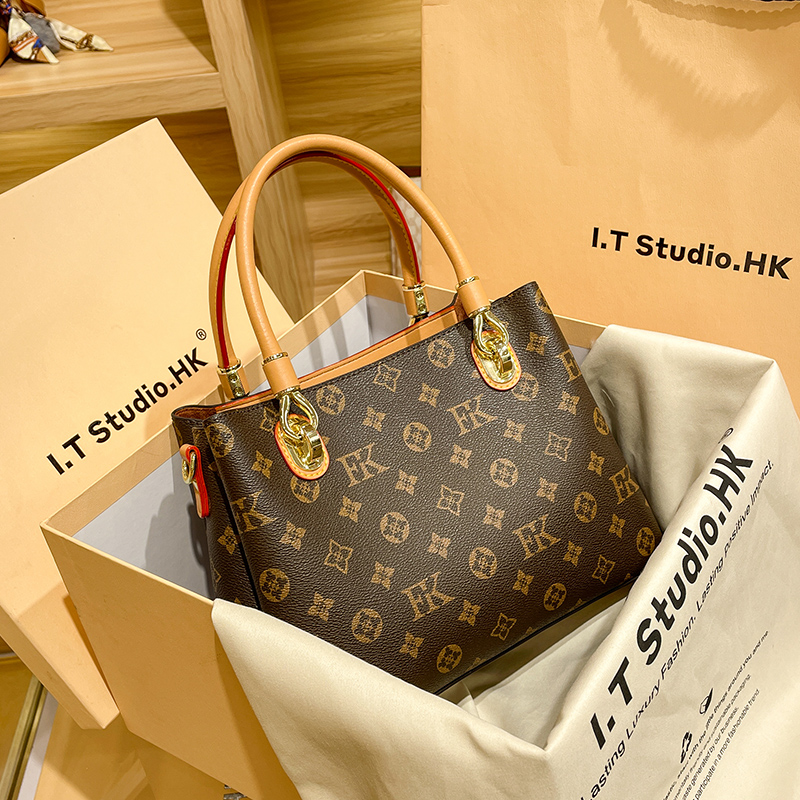 Hong Kong handbag women's 2022 new bag autumn and winter leather middle-aged ladies large-capacity Messenger mother bag