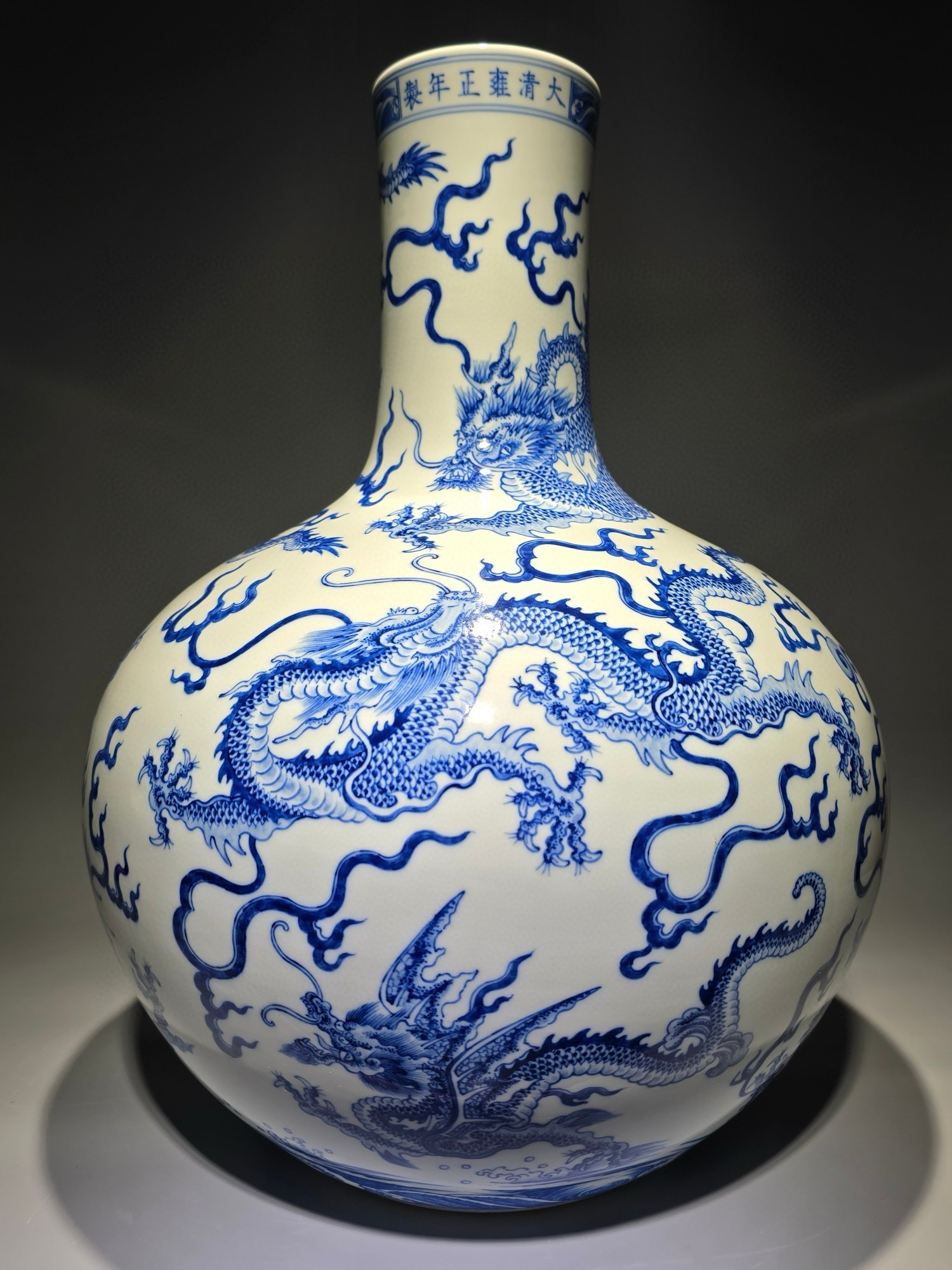中国古玩　粉彩雲龍紋　大花瓶　天球瓶 1.47亿！市场最贵天球瓶花落雍正!_搜狐网