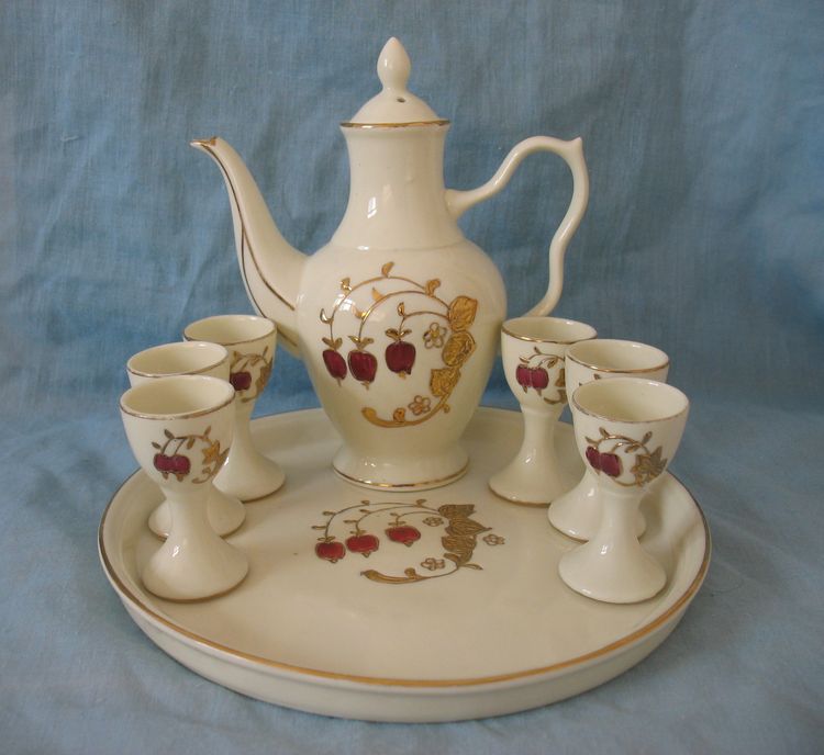 Boutique Magnetic State Kilns 7080s Glazed Ivory Porcelain Red Fruits Wine Glass Wine Pot 78 Decades of art