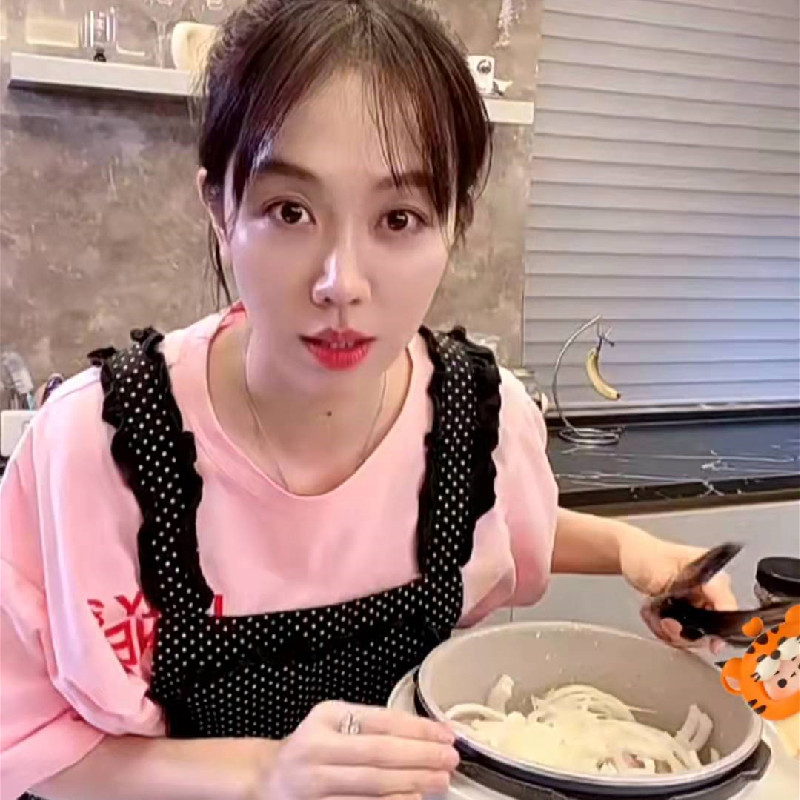 Star Jiang Yan with the same small red book wave point peach heart apron oil-proof waterproof and dirty-resistant kitchen sleeveless baking work clothes