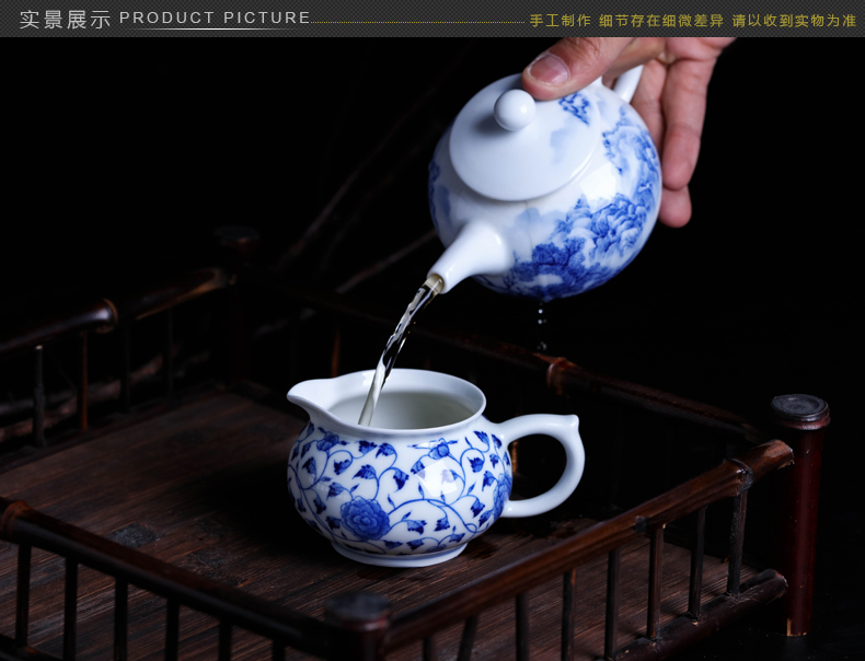 Offered home - cooked hand - made of blue and white porcelain in jingdezhen porcelain tea set fair keller of tea by hand points tea tea exchanger with the ceramics