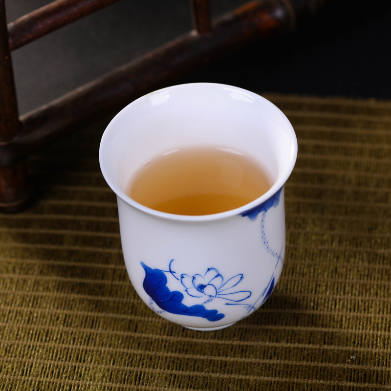 Offered home - cooked in jingdezhen blue and white porcelain cups tea kungfu sample tea cup checking ceramic masters cup to use single CPU