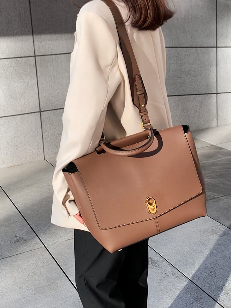 Simple and large-capacity shoulder bag portable commuter bag wide shoulder strap cowhide retro casual atmosphere flip catfish bag