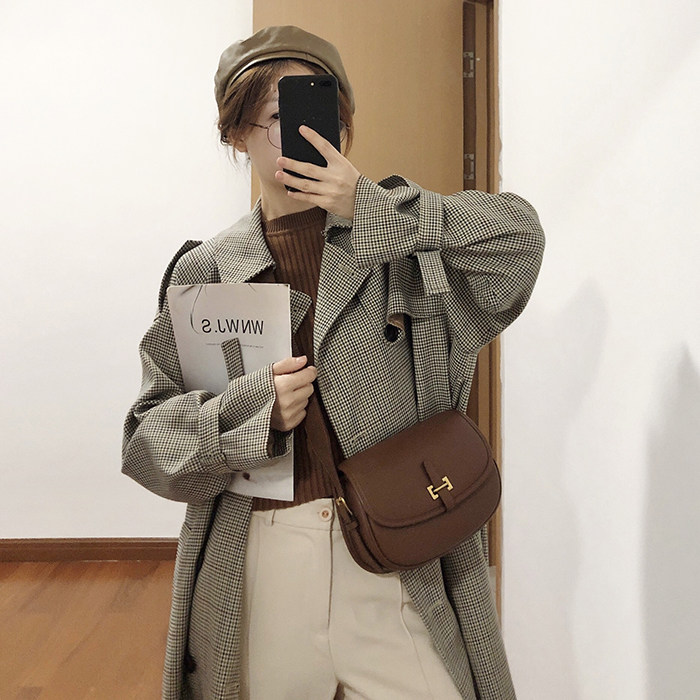 British College Retro Small Round Bag Flip Buckle Niche Design Versatile Literary Leather Saddle Bag Messenger Bag