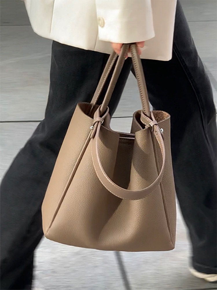 High-end casual one-shoulder bucket bag head layer cowhide vegetable basket soft leather hand bag very simple child mother underarm bag