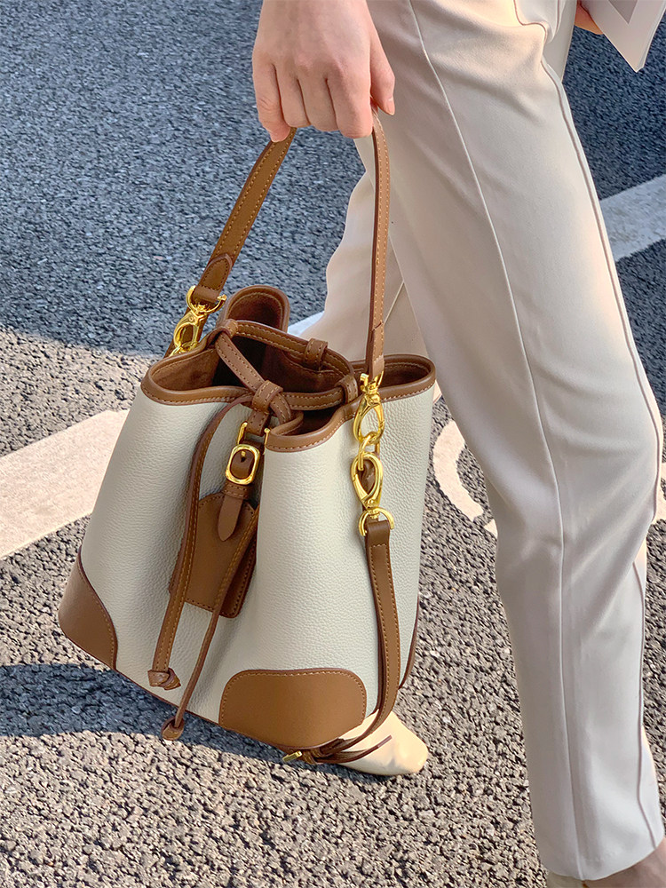 High-quality first-layer cowhide drawstring bucket bag niche simple and versatile color-blocking contrast color single-shoulder messenger vegetable basket