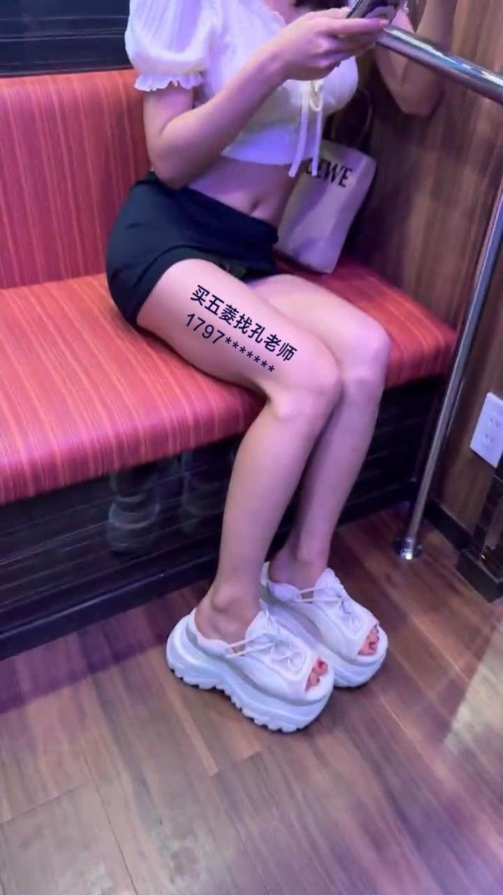 公交车上拍小姐姐