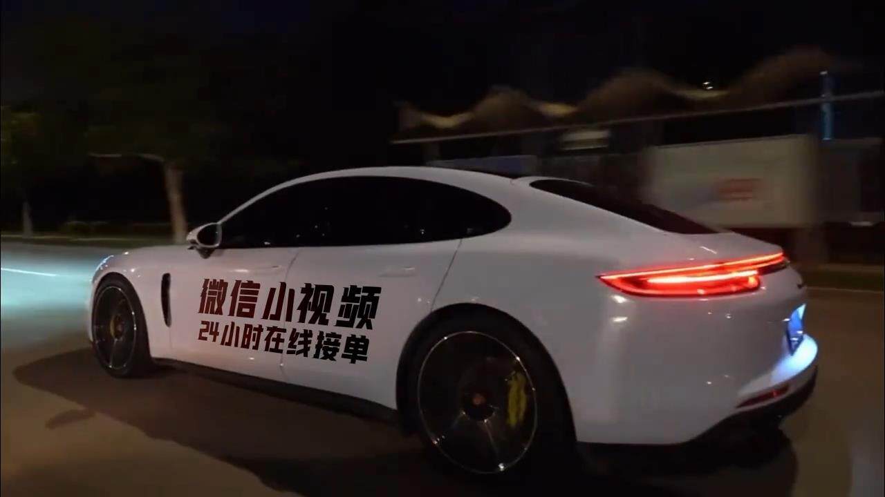 夜晚白色跑车