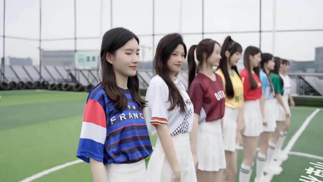 足球宝贝校园球场跳舞