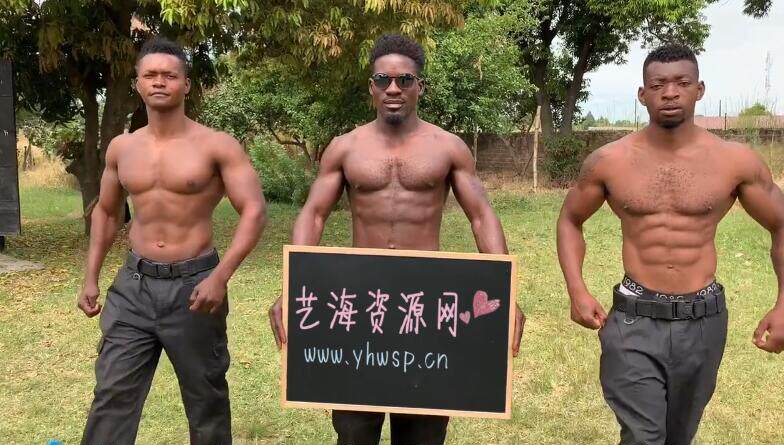 黑人肌肉男举牌