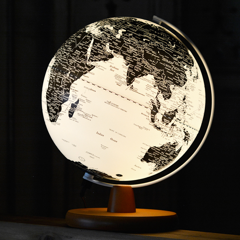 Park Fang Taiwan Globe Lamp 25cm HD Figure European Style Black and White LED Decorative Table Lamp Graduation Season Gift