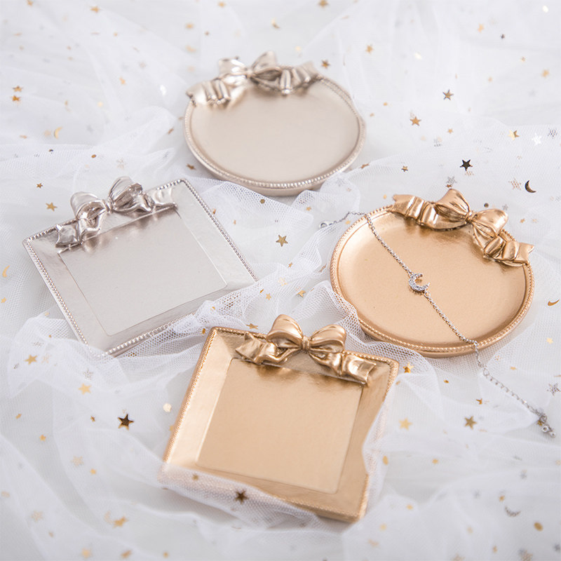 ins wind European-style retro photo hand holding props small swinging pieces photo props online red creativity fashion baking cake medeco ornament shooting metal tray tray swing shooting background-Taobao