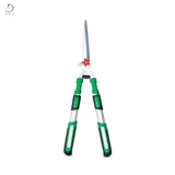 Садовые инструменты большие ветви и нарезанные фруктовые деревья.