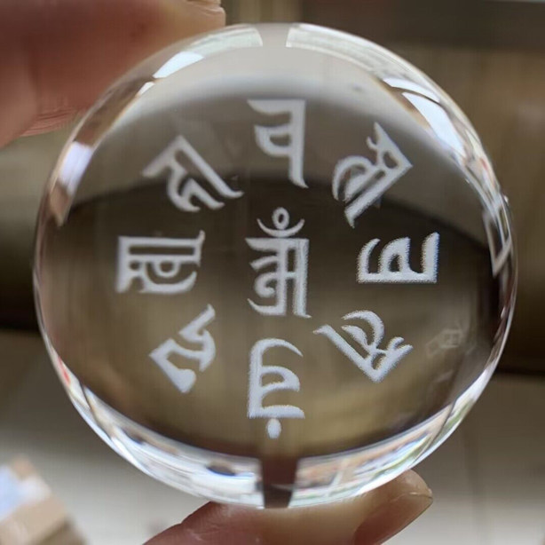 白いハート型のクリスタルボールのオーナメント。お土産にも最適で、オフィス、神社、玄関などの装飾にも適しています。内部は手彫りです。