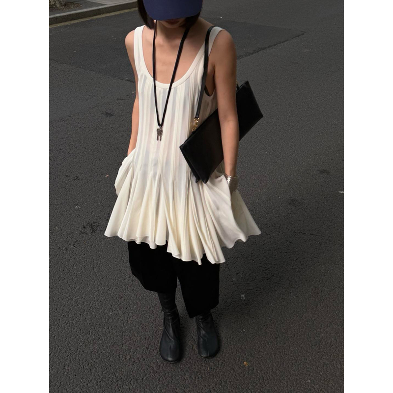 26 New Spring and Summer Products, Quality Selection, Elegant and Graceful Pleated Hem Design, White Silk Sleeveless Top
