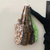 Zopiclone original design] Lamb hair BAO WEN shoulder bag shoulder bag