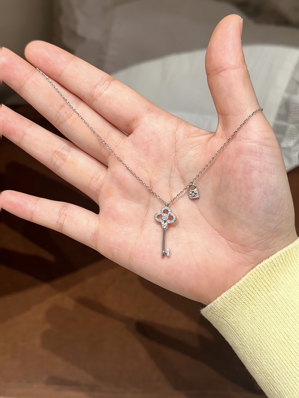 S999 Silver Four-Leaf Clover Key Pendant Necklace for Women, French Light Luxury with Sparkling Diamond Inlaid Fine Chain Pendant Clavicle Chain, Gift