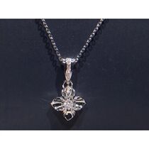18K Platinum Quadruleaf Grass Diamond Necklace Caravan With a Pendant Pendant Matching Silver Necklace