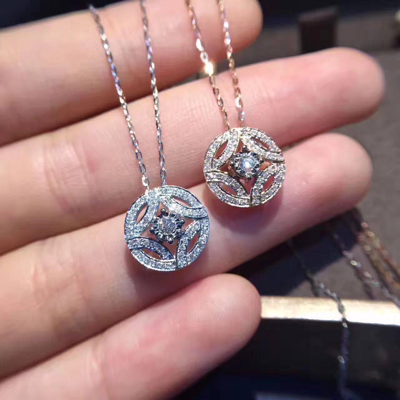 18K gold diamond pendant lock bone chain group inlaid with diamond necklace