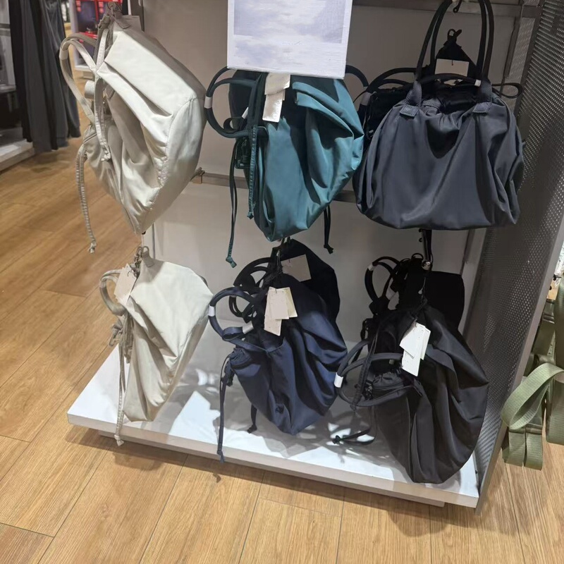 Fitting Room-Produced Couple's Collaboration Drawstring Tote Bag, Shoulder Bag with Adjustable Strap, Crossbody Bag for Men and Women 483050