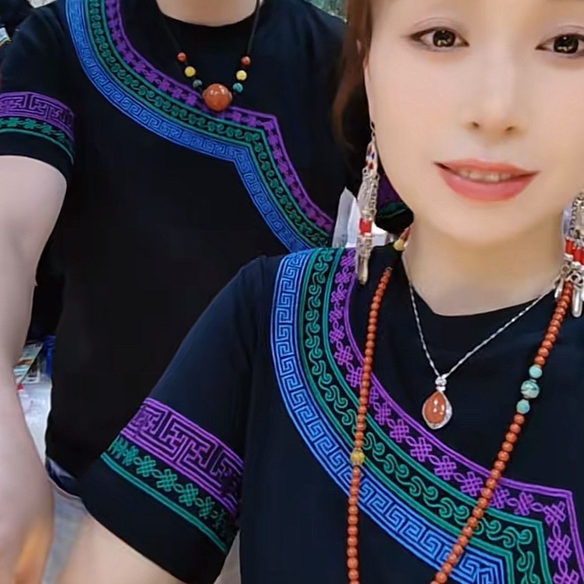 新しい涼山イ族のインターネットの有名人の同じスタイルの刺繍の伝統的な刺繍の服の半袖Tシャツの男性と女性のTシャツ