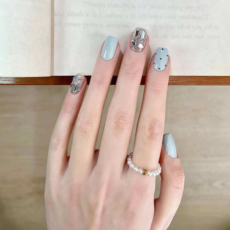 Light Blue Solid Color Rhinestone Polka Dot Wearable Short Square Nail Tips, Gentle and Complexion-Enhancing, Handcrafted with Rhinestones, Removable Nail Stickers