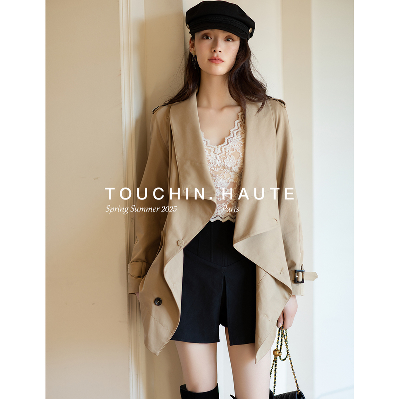 Touchin Re-Creates the Classic "Heavenly Kiss" Style of Actress Kiyoko Kitagawa with a Short, Waist-Cinching, Swing-Collar Trench Coat Touchin Re-Creates the Classic "Heavenly Kiss" Style of Actress Kiyoko Kitagawa with a Short, Waist-Cinching, Swing-Collar Trench Coat