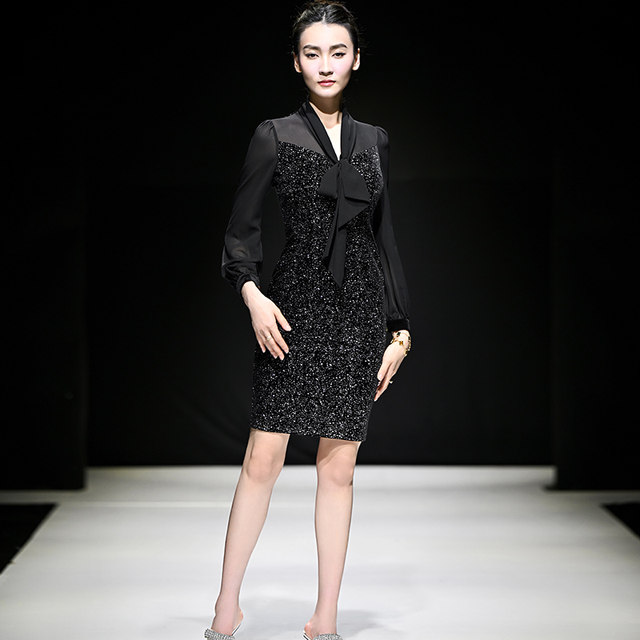 Elegant ແລະຄົນອັບເດດ: hip-hugging velvet ຄໍາແລະເງິນ dress