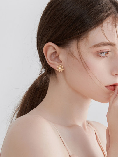 Coffee golden daisy earrings for women, exquisite, compact, luxurious, high-end and unique earrings, retro temperament, autumn and winter earrings