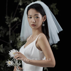 Yunlian Veil Bride는 결혼 증명서를 받고 사진을 찍습니다.