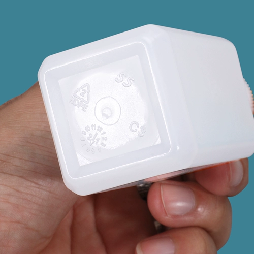 Толстая пластиковая упаковка бутылки жидкости Жидко