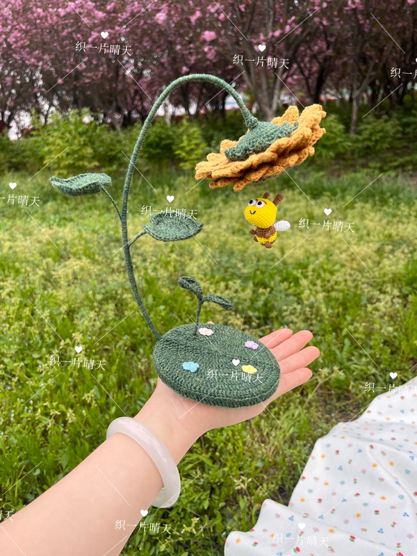 DIY Crochet Sunflower and Floating Bee Material Kit with Tutorial, a Creative and Fun Gift for Teachers and Friends