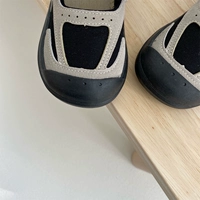 Пятка толще, маленькая, а ноги длинные.