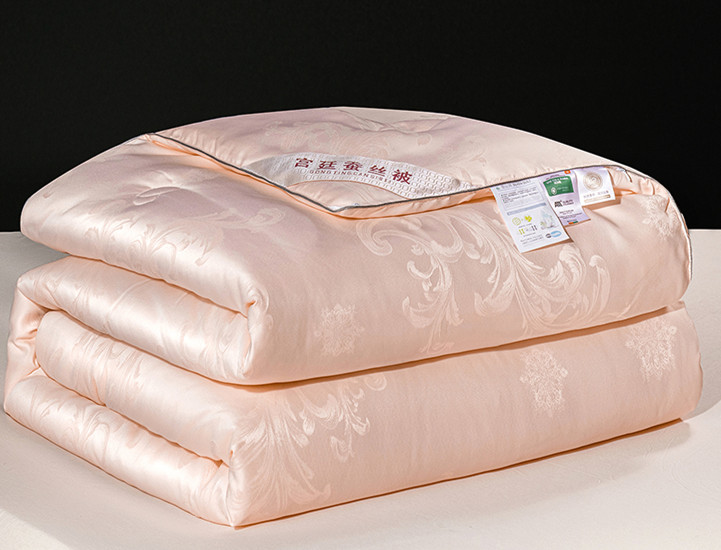 High-end silk quilt 100% mulberry silk t quilted by quilt air conditioning summer cool quilt core warm spring autumn and mother quilted by bed
