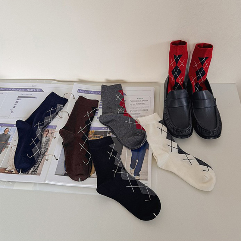 Autumn and Winter New British Style Color-Blocking Retro Diamond-Pattern Mid-Calf Socks, Simple Versatile Plaid Seamless Cotton Socks, Trendy on Instagram Autumn and Winter New British Style Color-Blocking Retro Diamond-Pattern Mid-Calf Socks, Simple Versatile Plaid Seamless Cotton Socks, Trendy on Instagram