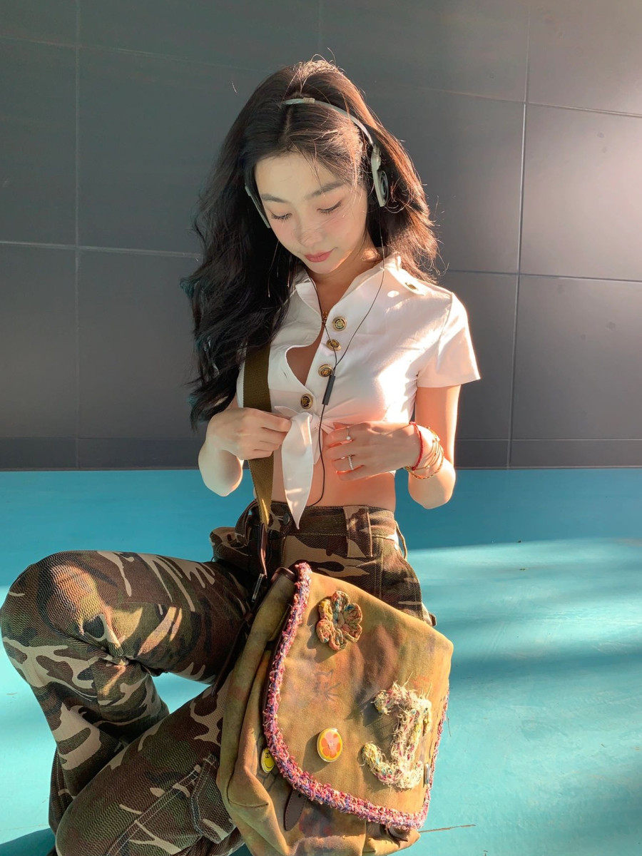 Yi Mengling with the same white short sleeve shirt female pure desire and hot girl sexy little crowdsourced design short Polo blouse