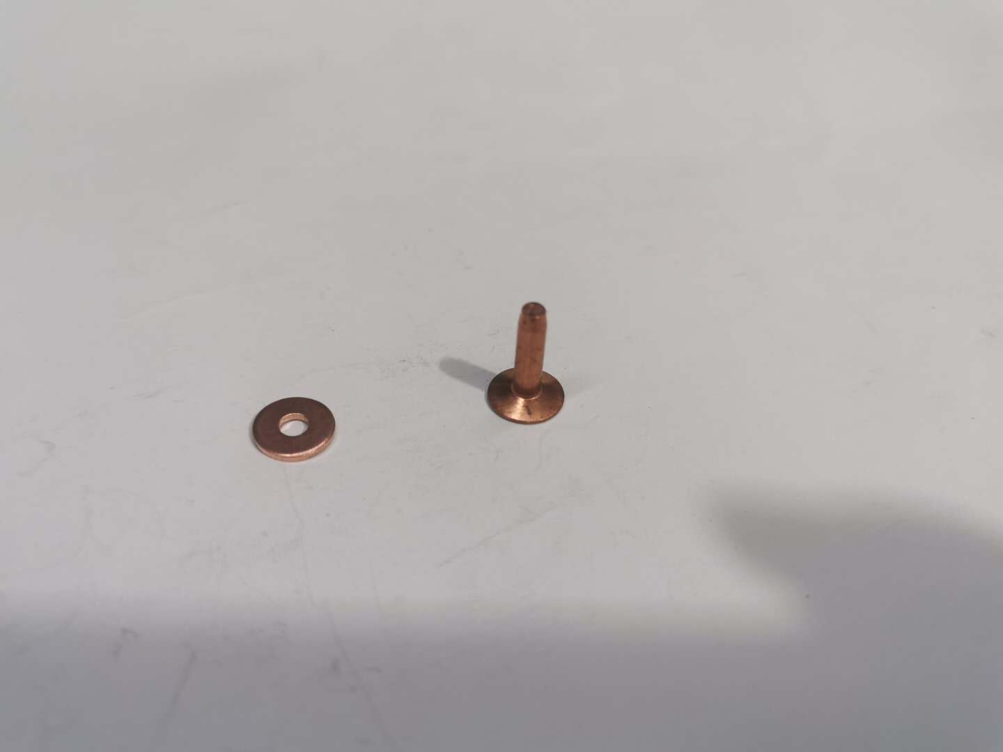 The handmade leather has a solid nail for the red copper