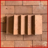 Красная плитка на полу ручной работы красным заказом кирпич