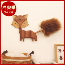 The little fox dusts the little princes living room wall three-dimensional decoration and the painter uses a feather duster to dust creatively