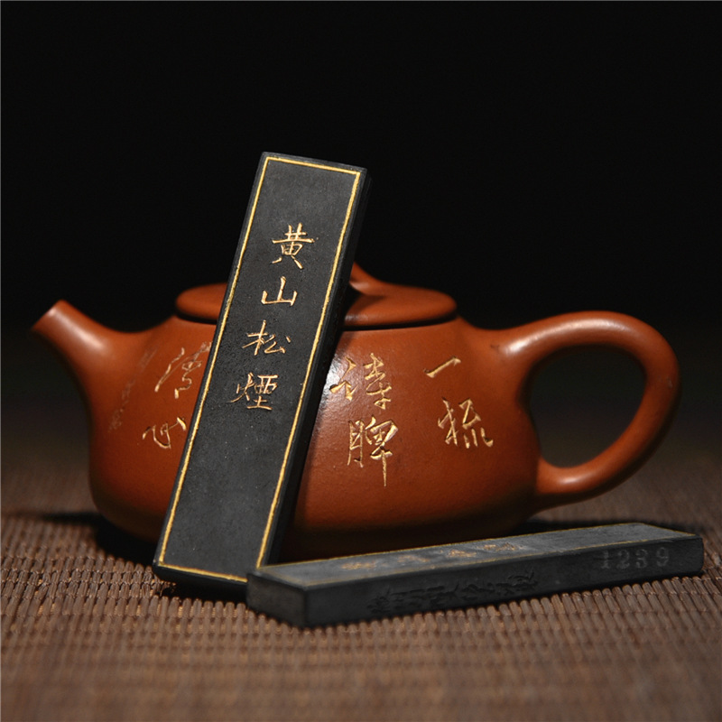 In the 1980s, Huangshan Song Tobacco Ink was made by the old Hu Kaiwen Old Ink of Zhengzong Shexian County