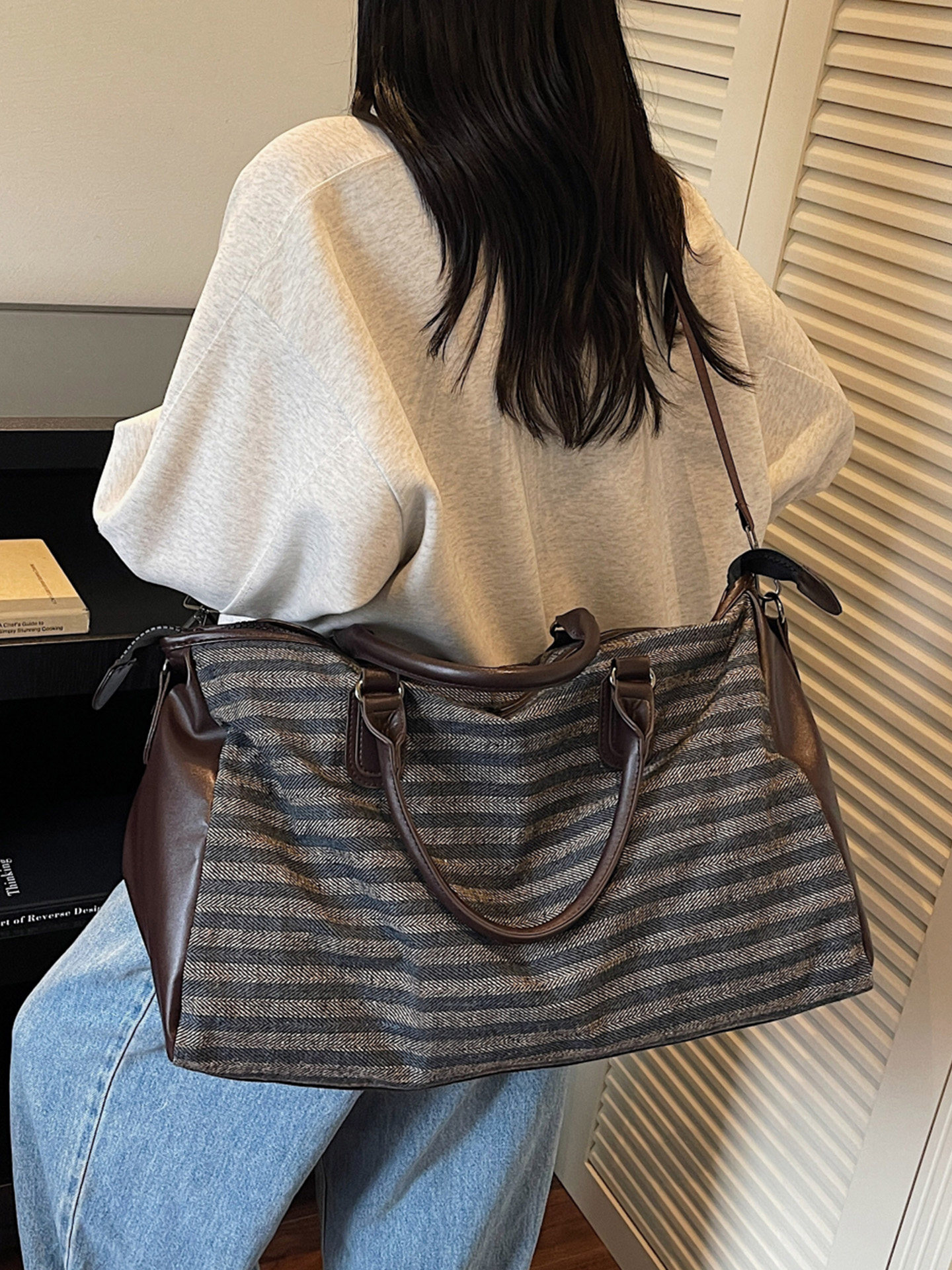 Large-Capacity Luggage Bag for Women, Striped Canvas Travel Bag for Travel and Business Trips, Fashionable and Lightweight Hand-Held Short-Distance Luggage Bag