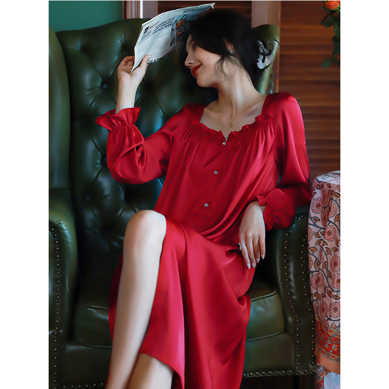 Retro red ~ Beautiful and eye temperament square age nightgown women Spring and Autumn long sleeve ice silk pajamas