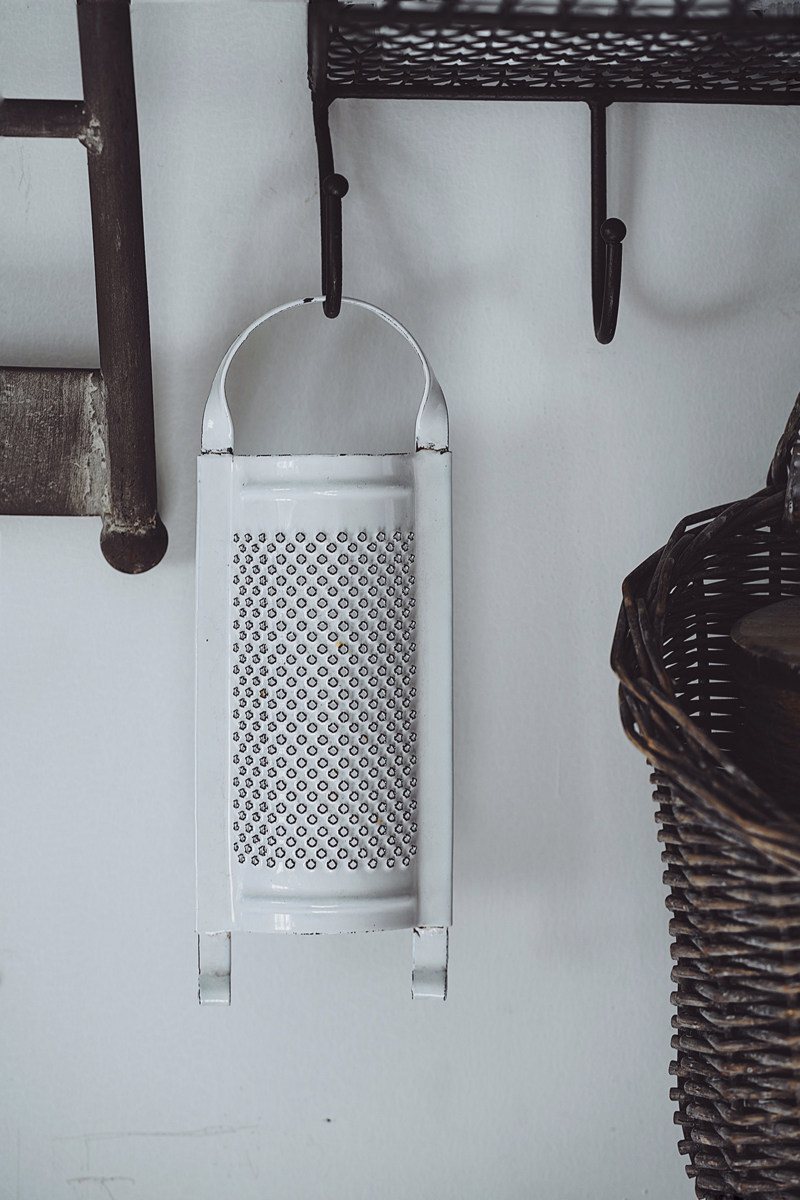 cheese grater European style antique enamel enamel cheese grater kitchen pendant L22W8H3CM