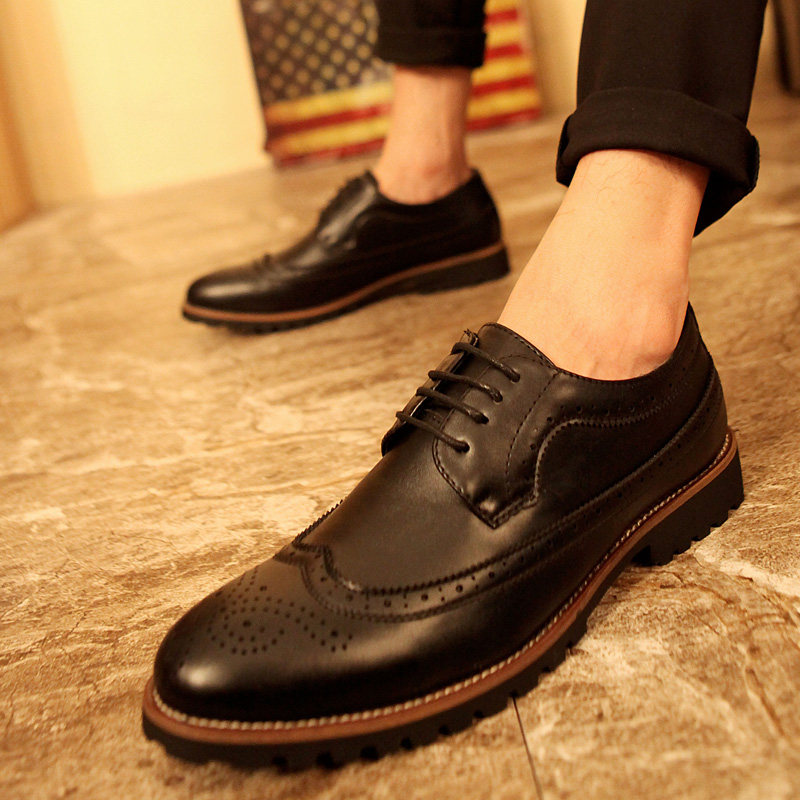 2022 Korean version of the British Brock inner heightening carved hair stylist breathable trendy pointed men's shoes wedding shoes men's leather shoes